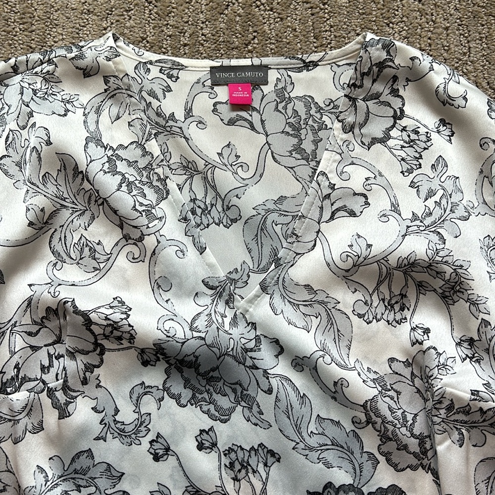 NWT. Vince Camuto Floral/paisley long sleeve blouse. - Picture 3 of 6